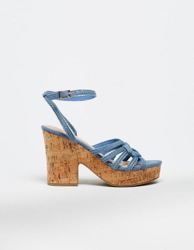 Cuña trenzada en tono azul efecto corcho de Sfera. (21,99 euros).