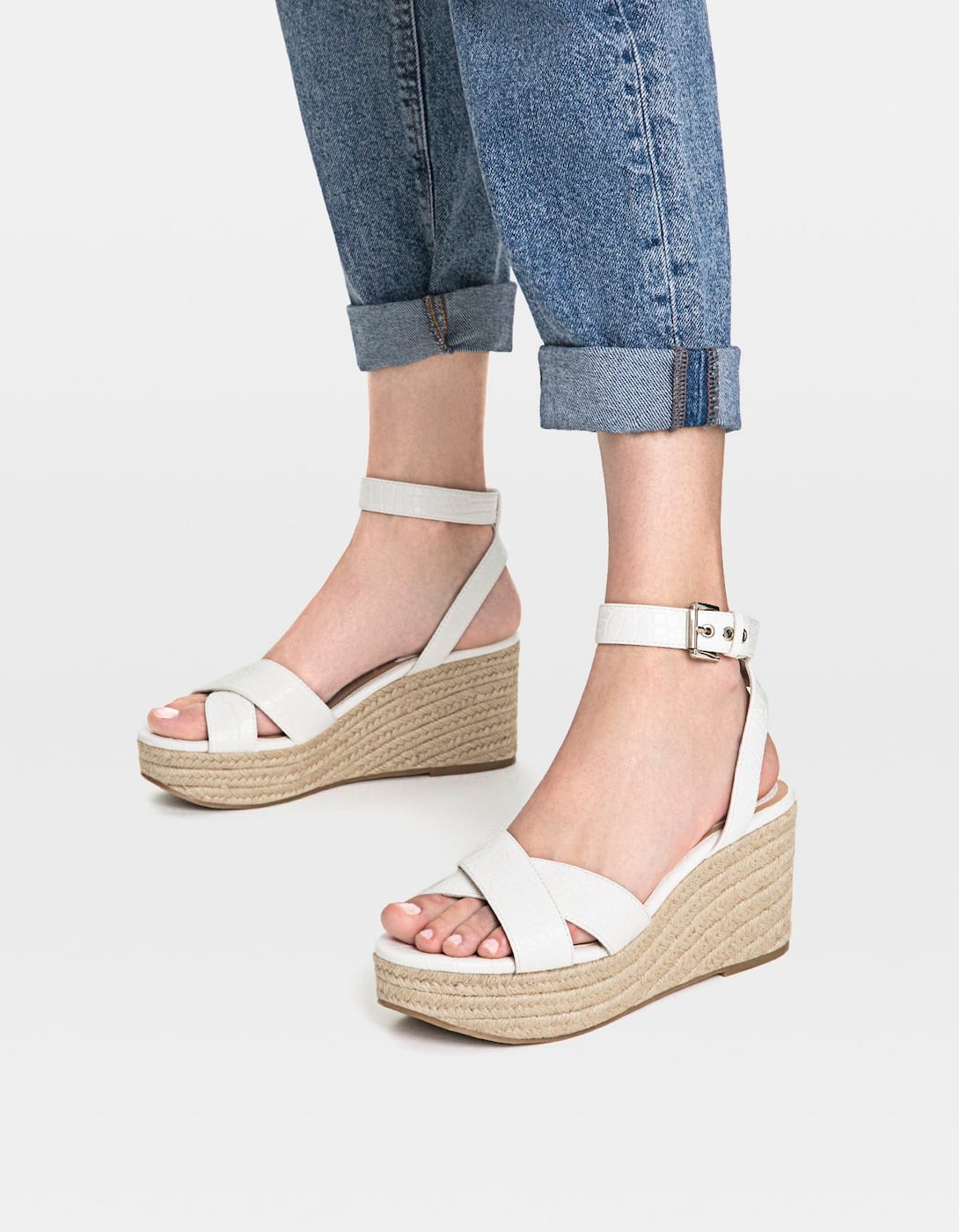 ¡El blanco es el rey del verano! Ficha estas cuñas super favorecedoras para presumir de piernas largas. De Stradivarius. (35,99 euros).