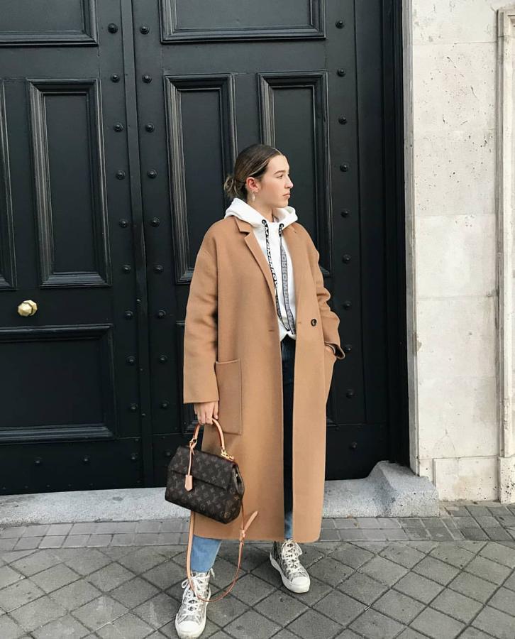 Una de las combinaciones de la temporada. Abrigo largo más sudadera. Alba escogió este de Rouge con una blanca de Maje.