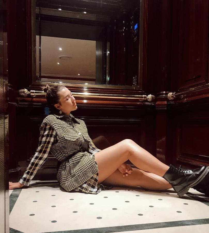 Este look de Alba Díaz con chaleco y camisa de cuadros lo firma Gaelle Paris.