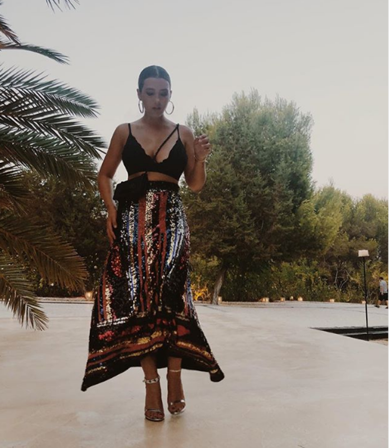 La falda de lentejuelas de Zara que nos enamoró a todas también forma parte del armario de Alba Díaz. Ella optó por conjuntarla con un bralette negro y sandalias metalizadas.
