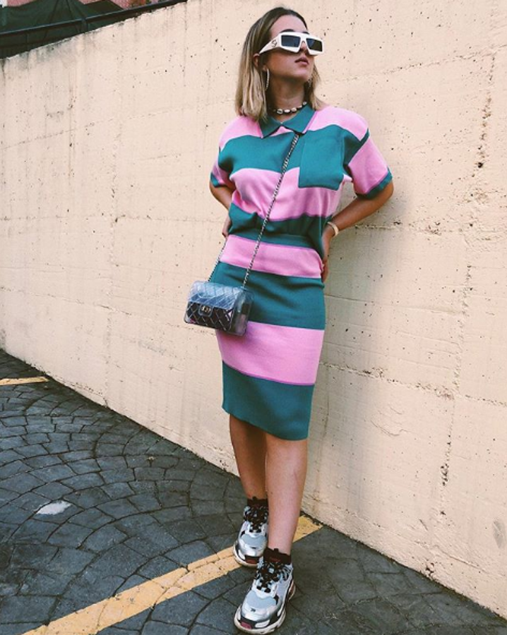 Los llamados ugly shoes también son un must de Alba Díaz, que en esta ocasión no dudó en combinar estos de Balenciaga con un conjunto de polo y falda midi de rayas rosas y verdes. Los complementos hicieron de este look uno de los más destacados de su feed.