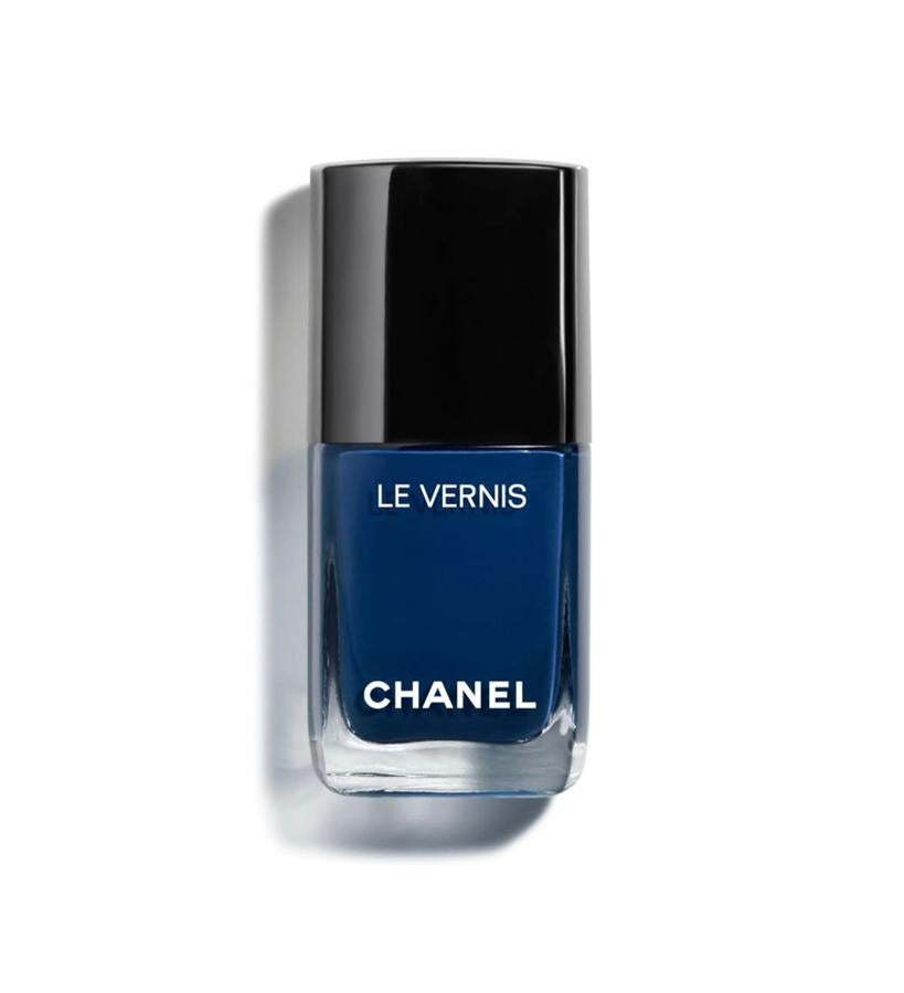 La laca de uñas icónica reformulada para ofrecer un color aún más brillante y duradero. Enriquecido con biocerámicas y ceramidas, proporciona un cuidado profundo que fortalece y mejora con el uso la calidad de las uñas. Junto con los beneficios de protección, la fórmula presenta pigmentos cuidadosamente seleccionados para una aplicación uniforme y un aspecto dramático y lacado. Color: Bleu Trompeur. (27 €).