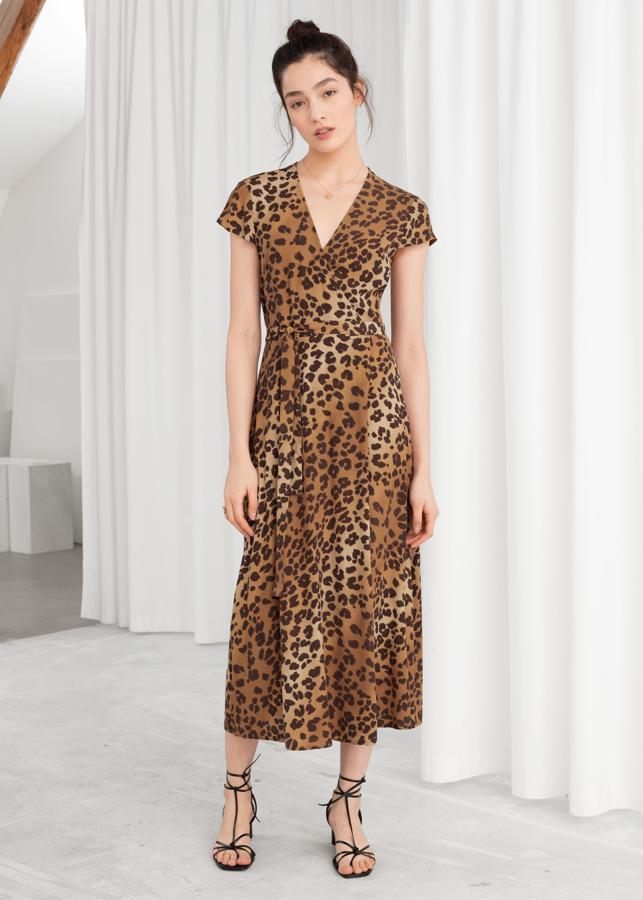 Vestido midi cruzado con estampado de leopardo. Antes costaba 79 euros, ahora 47.