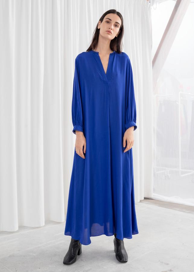 la comodidad extrema viene en forma de túnica y esta tiene un color espectacular. También nos ha parecido el look de boda perfecto con unos accesorios dorados, por ejemplo. Su precio era de 99 euros y ahora cuesta 54.