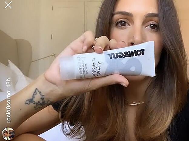 Rocío Osorno con el acondicionador sin aclarado low cost que utiliza para cuidar su melena en verano.