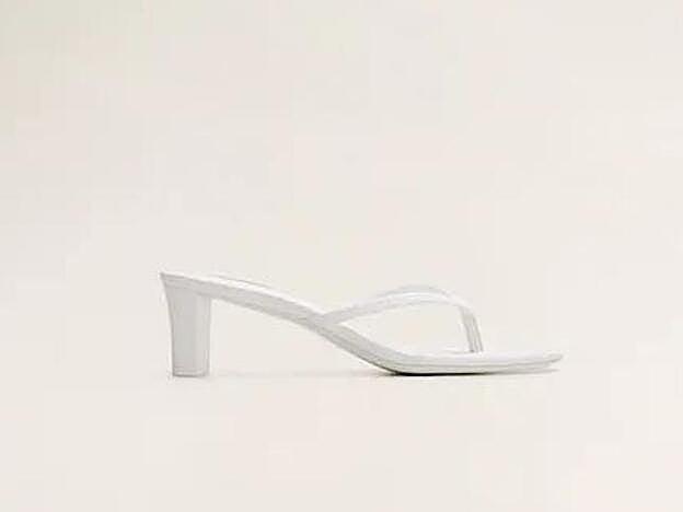Sandalia dedo de piel con tacón de Mango. (39,99 euros).