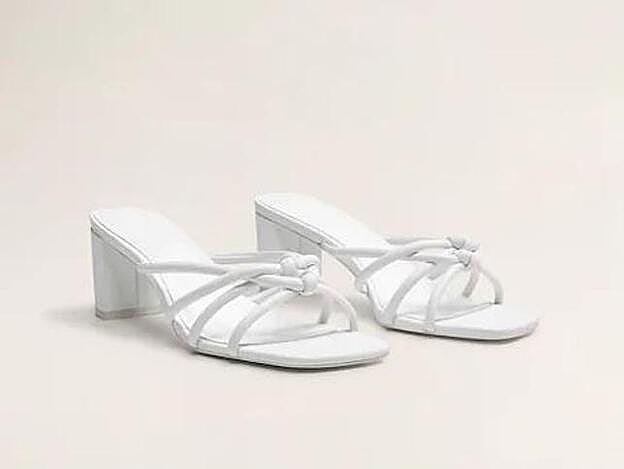 Sandalia nudo de piel con tacón cuadrado. En Mango. (49,99 euros).