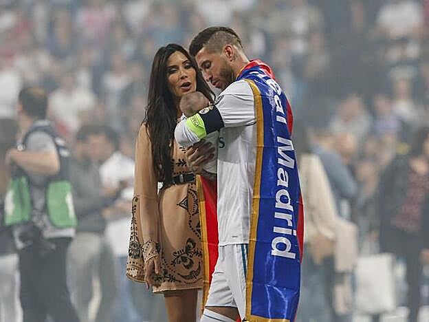 Sergio Ramos y Pilar Rubio con su hijo.
