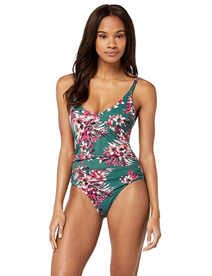 Además de un favorecedor drapeado en la tripita, este bañador favorece muchísimo con sus colores y estampado. Cuesta  27.99 euros en Amazon  y está disponible hasta la talla XXXL.