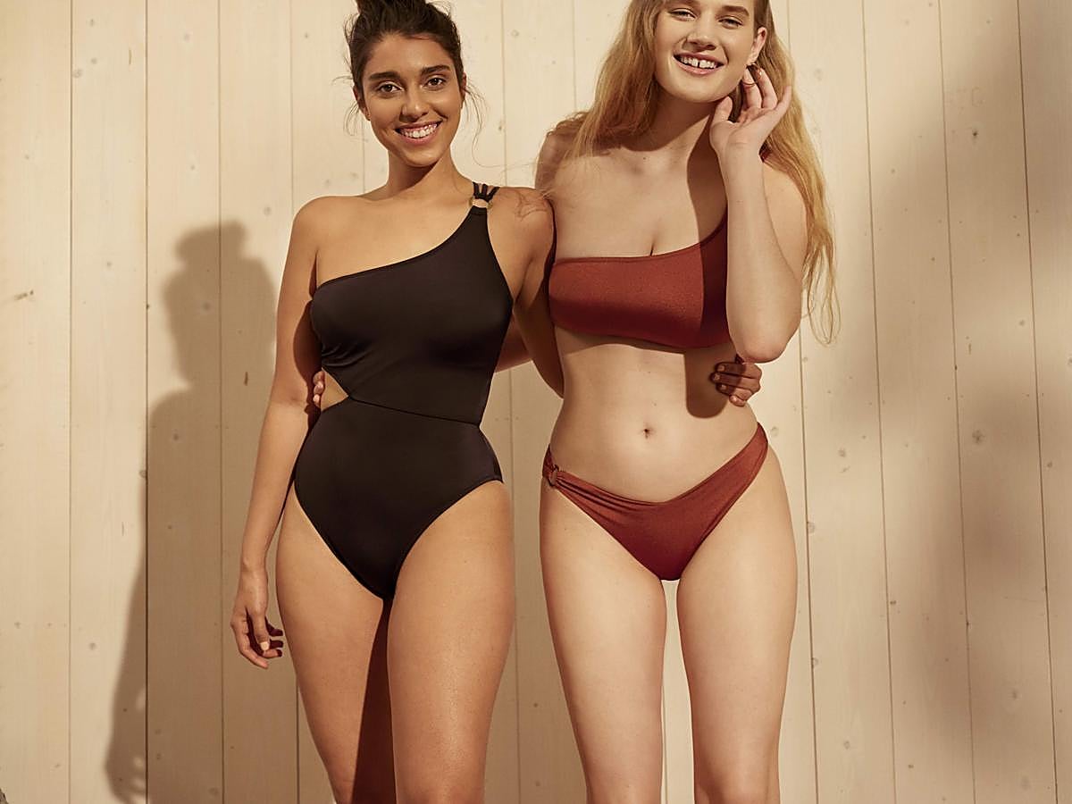 El bañador asimétrico negro con detalle 'cut out' de Iris&Lilly cuesta  27.99 euros en Amazon  y está disponible hasta la talla XL, igual que el bikini color teja que combina sujetador asimétrico ( 18.99 euros en Amazon ) y braguita a juego ( 14.99 euros )