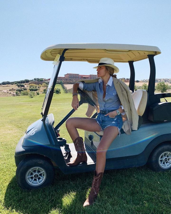 Carla Hinojosa con sombrero Panamá y look de estilo cowboy.