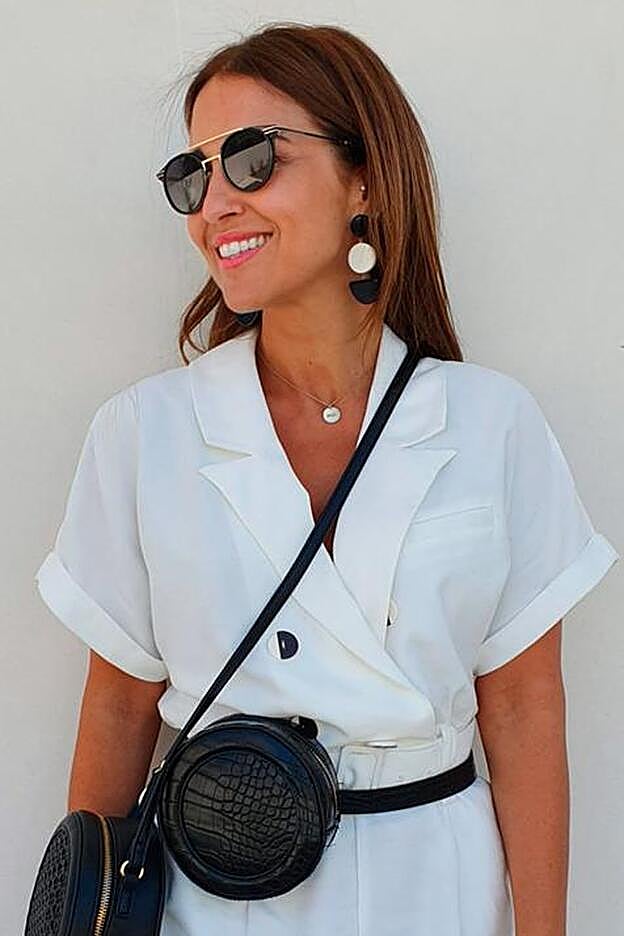 Paula Echevarría ha combinado cinturón, riñonera y bolso en un mismo look.