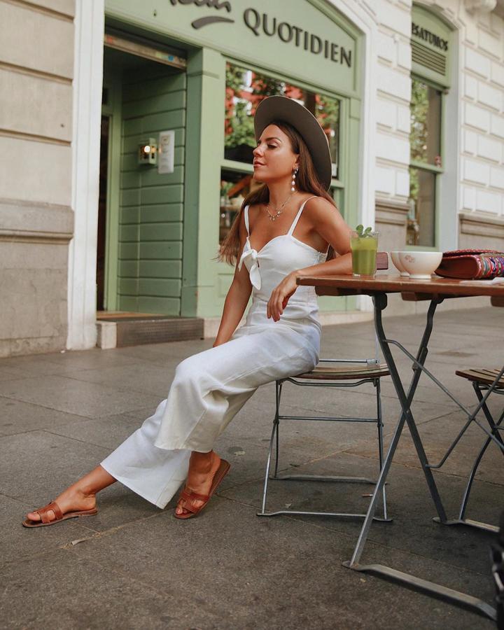 La creadora de My Peep Toes Shop añadió un sombrero a un total look blanco.