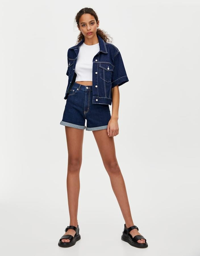 En dénim oscuro, con cintura alta y marcada y bajo con vuelta, ¿pueden ser más favorecedores estos  shorts vaqueros de Pull&Bear ? Además, cuestan 15.99 euros...