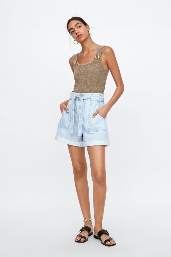 La versión de los shorts 'paper bag' de Zara cuesta 19.95 euros.