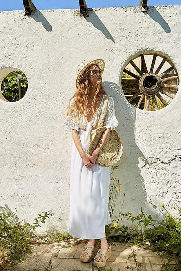 Incluye uno de los colores que no podrá faltar este verano en tu maleta de vacaciones.