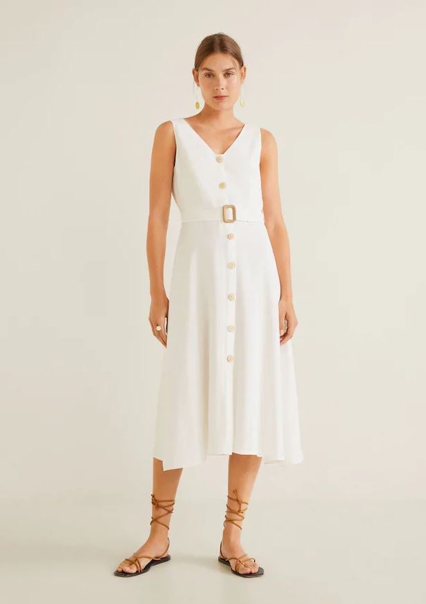 ¿Puede haber una prenda comodín más perfecta que un LWD? Este abotonado de Zara con cinturón cuesta 39.99 euros.