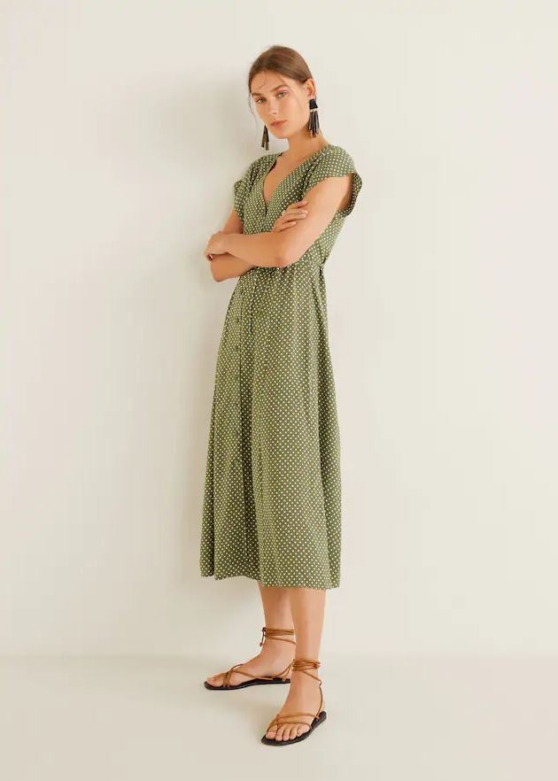 Sí rotundo a los lunares, sobre todo, en vestidos midi tan versátiles y todoterreno como este de Mango (29.99 euros).