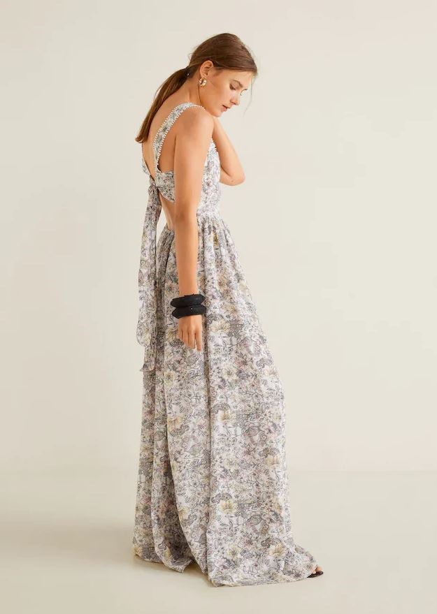 Este maxi vestido de estampado paisley con escote a la espalda te soluciona un look de boda por 39.99 euros.