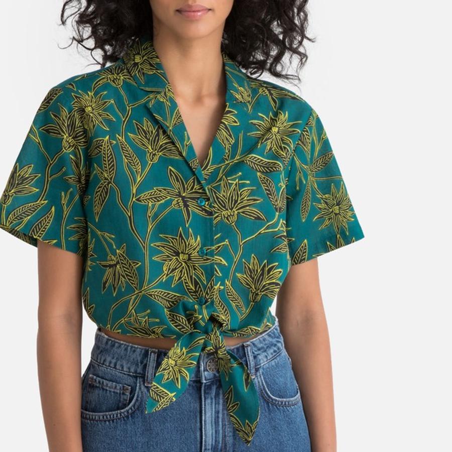 Camisa estampada con flores y detalle de nudo, 14,99 euros.