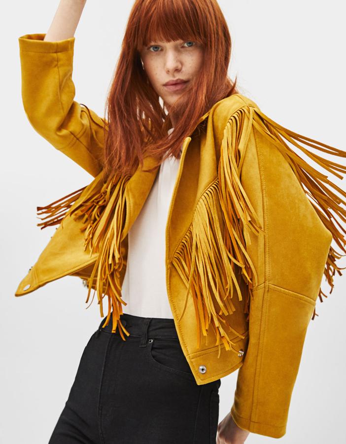 Cazadora con efecto ante y flecos en color mostaza, 25,19 euros.