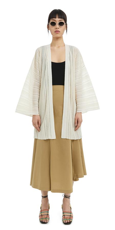 Esta original chaqueta blanca de organza pasa de 150 a 105 euros en las rebajas de verano de Bimba y Lola.