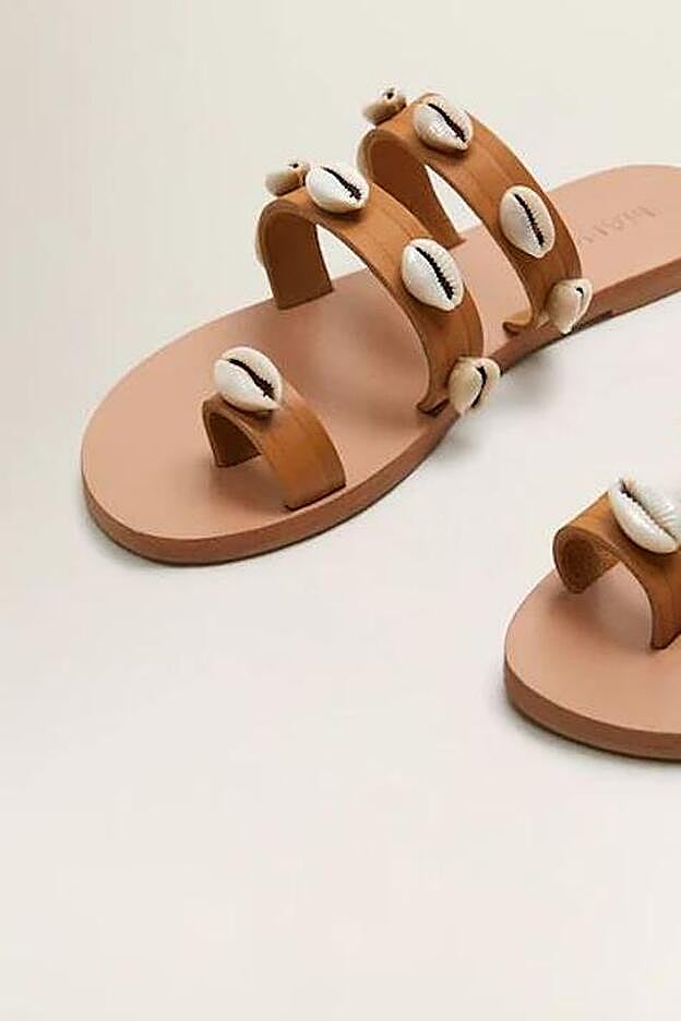 Sandalia piel conchas. (25,99 euros).