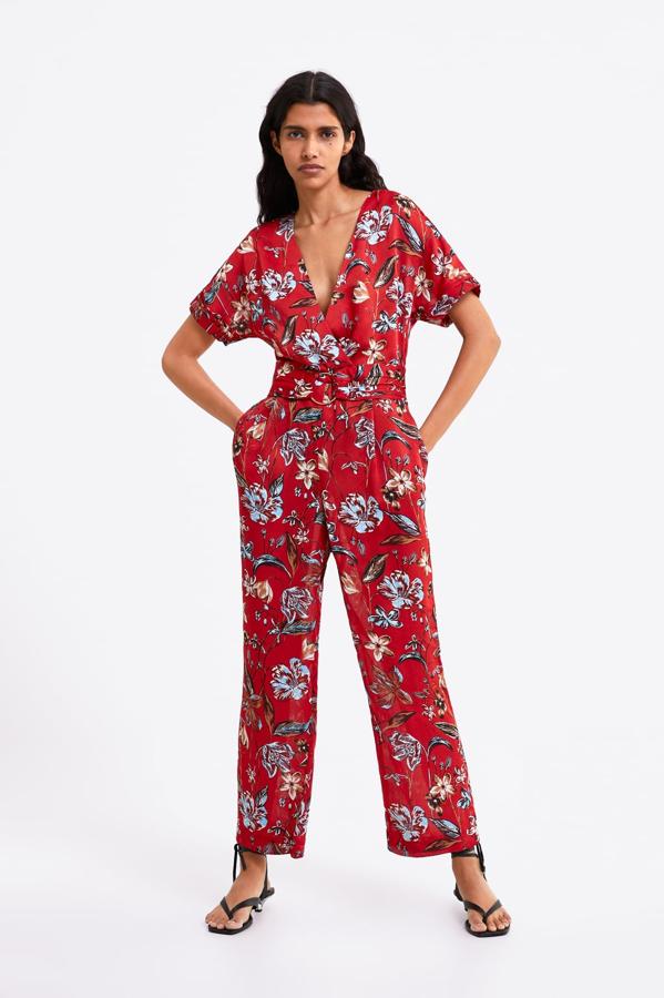 Mono estampado con pernera ancha, escote en pico y diseño cruzado, 19,99 euros.