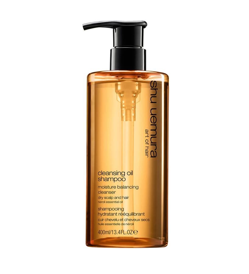 Este champú de la colección Art of Hair limpia suavemente tu cabello sin despojarlo de sus propios aceites naturales para evitar que se reseque. El producto se ha formulado como una verdadera fragancia completa con notas altas de mandarina y cítricos, notas medias de yuzu y nenúfares y notas de fondo de cedro y almizcle. Una delicia de lavante capilar. (42,90 €).