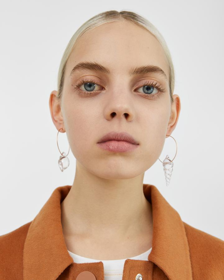 Los motivos de conchas son un must en la bisutería de esta temporada. Estos pendientes pasan de 38 a 22 euros en las rebajas de verano de Bimba y Lola.