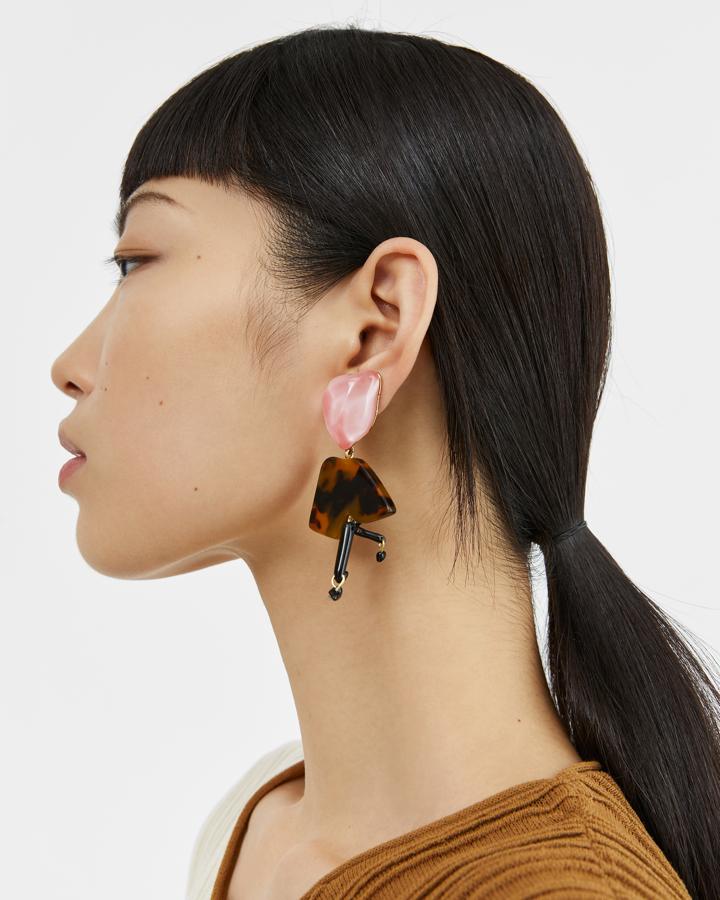 Estos pendientes de fantasía en carey y rosa pasan de 45 a 24 euros en las rebajas de verano de Bimba y Lola.