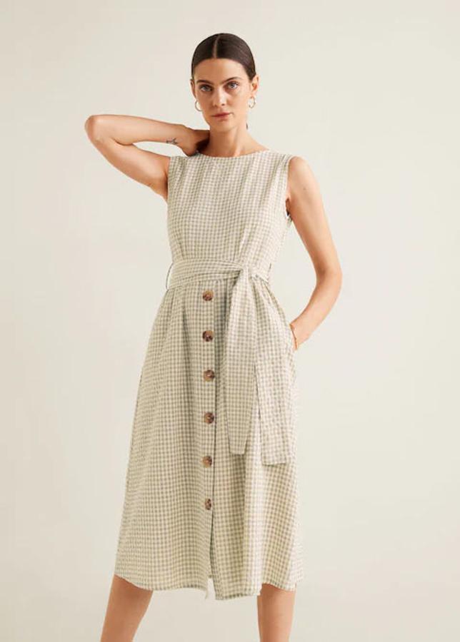 Vestido midi con estampado de cuadros, detalle de lazada y cierre de botones delantero, 19,99 euros.