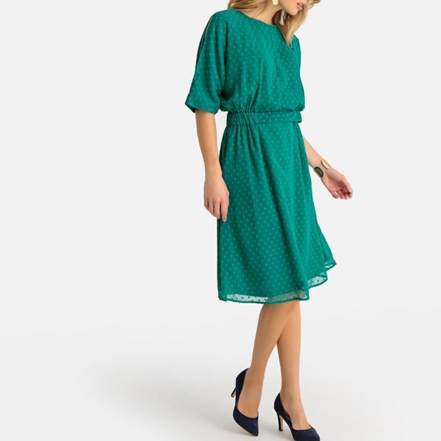 Vestido vaporoso midi con manga hasta los codos y en color verde, 29,99 euros.