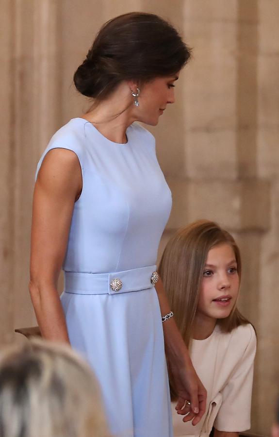 Aunque todavía se desconoce la firma de este maravilloso  vestido azul bebé que lució la Reina  en el acto de imposición de medallas de la Orden del Mérito Civil, tenemos claro que ha sido uno de sus mejores looks del año. Por cierto: también tiene cinturón incorporado, en este caso, con detalles joya.