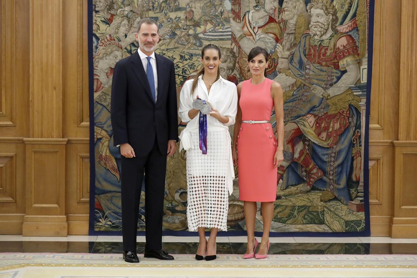 Para recibir en  audiencia a Ona Carbonell Doña Letizia  ha recuperado uno de los vestidos que más ha dado que hablar en sus viajes oficiales: un diseño de silueta lápiz en color coral que le sienta como un guante, que tiene su truco favorito para marcar cintura y presumir de tipazo, y que estrenó el día que Melania Trump la recibió en la Casa Blanca. Y sí, la Primera Dama había llevado exactamente el mismo vestido (en azul) justo un año antes...