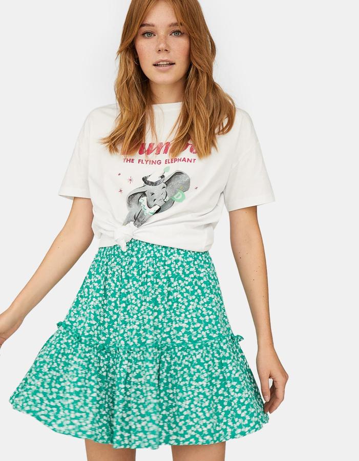 La falda mini de vuelo de toda la vida está en Stradivarius. Cuesta 12,99 y no te la vas a quitar en todo el verano.