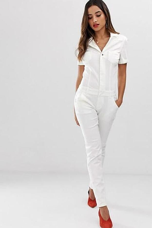 Mono estilo worker vaquero en blanco con detalle de bolsillo y botones delanteros de Morgan, 99,99 euros.