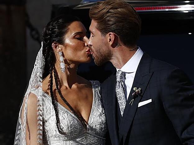 Pilar Rubio y Sergio Ramos se besan a la salida de la Catedral de Sevilla donde han contraído matrimonio este sábado 15 de junio.