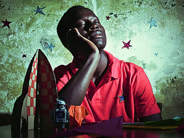 Imágen de la serie Afronauts (2011), sobre el programa espacial de Zambia, ilustra los procesos de juego con la realidad que planean sobre buena parte del trabajo de la fotógrafa: crear dudas sobre la propia narración para que el espectador se pregunte si lo que ve es verdadero o falso.