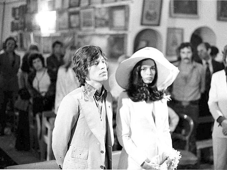 Fotos: Estos 5 trajes blancos de Zara son más bonitos (y baratos) que muchos vestidos de novia