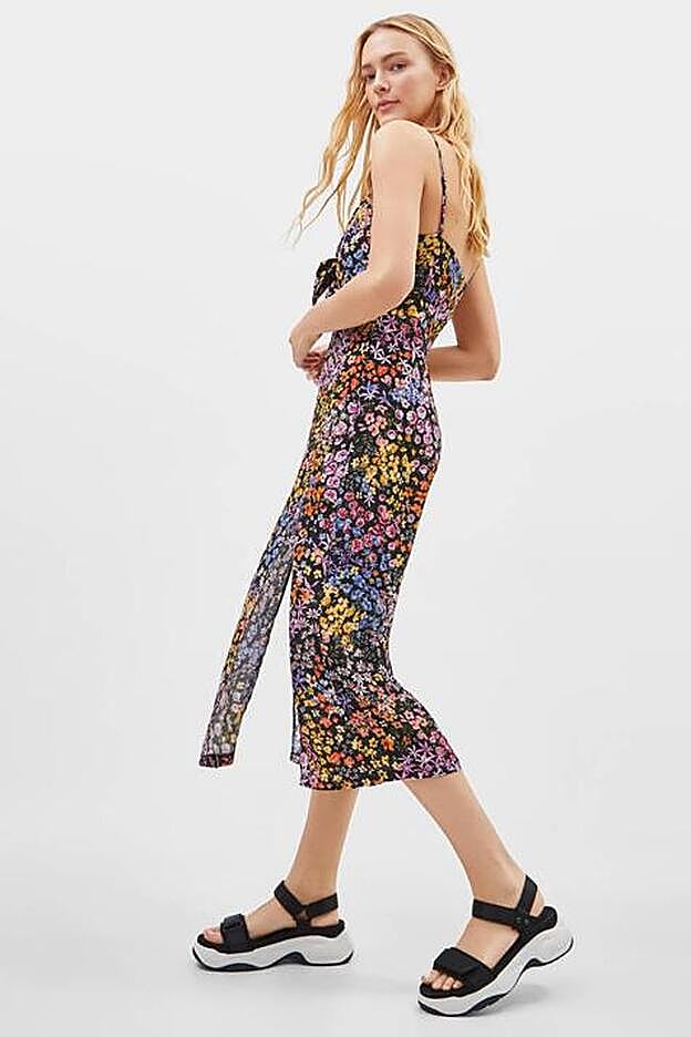 Vestido de tirantes con estampado floral y silueta tubo de Bershka.