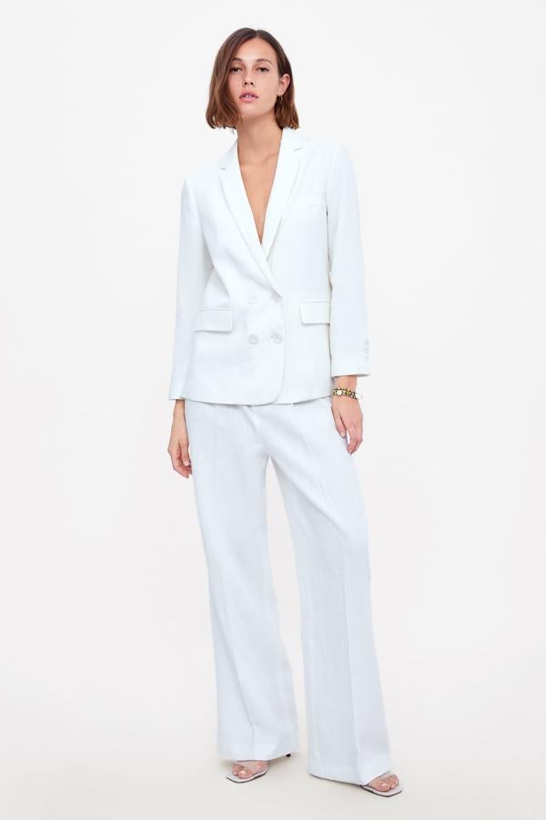 Este traje de silueta oversize en blanco es perfecto para un look de novia de entretiempo... y para reutilizarlo después en tu día a día. La chaqueta cuesta 69.95 euros, y el pantalón, 39.95 euros.