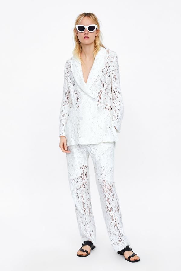 Perfecto para una novia bohemia y atrevida, este traje de encaje blanco de Zara (69.95 euros la chaqueta y 49.95 euros el pantalón) quedaría perfecto con una gran pamela... y nada más.