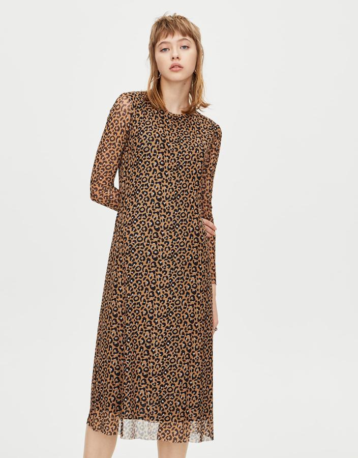 Vestido de tul transparente con estampado de leopardo de Pull&Bear. Antes costaba 25,99 y se ha quedado en 12,99 euros antes de las rebajas de Pull&Bear. Este modelo  solo se vende on line .