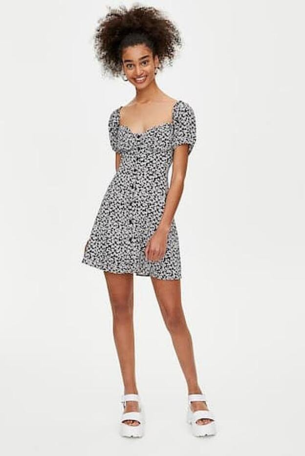 Vestido mini flores de la colección cápsula de Rosalía, 25,99 euros.