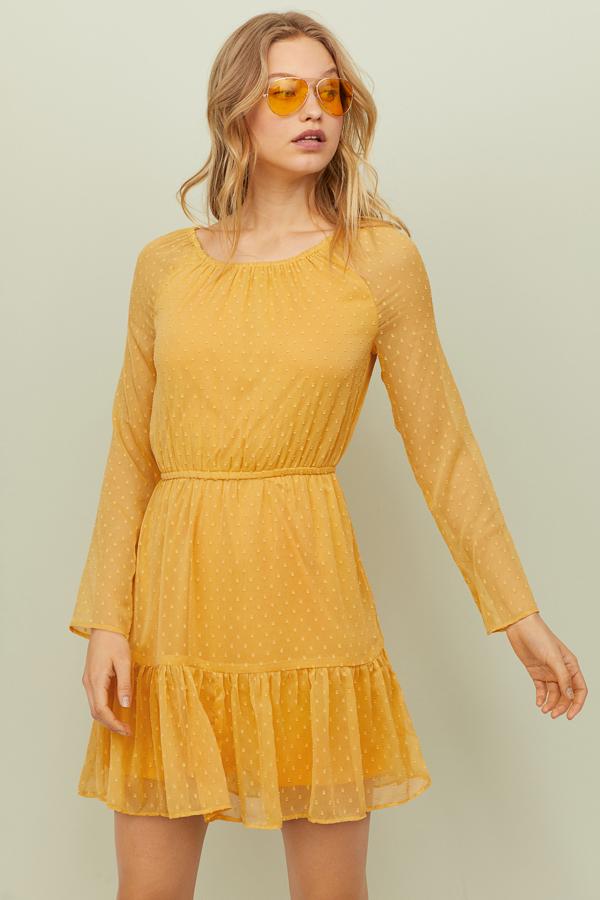 Mini vestido de plumetti en color amarillo mostaza. Su precio con descuento pasa de 19.99 a 12.99 euros antes de las rebajas de verano de H&M.