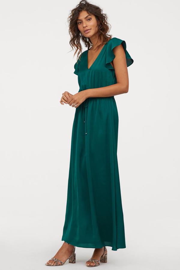 Maxi vestido de satén verde botella, perfecto para un look de invitada 'low cost'. Su precio con descuento pasa de 39.99 a 19.99 euros antes de las rebajas de verano de H&M.
