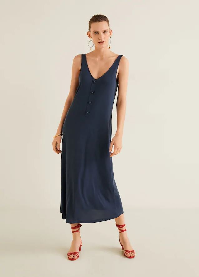 Maxi vestido de algodón fluido en azul navy. Su precio con descuento pasa de 29.99 a 19.99 euros antes de las rebajas de verano de Mango.