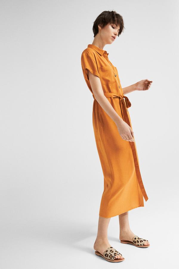 Vestido midi de estilo camisero en color mostaza. Su precio con descuento pasa de 35.99 a 17.99 euros antes de las rebajas de verano de Springfield.